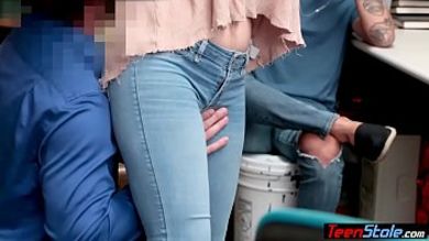 Начальник охраны магазина тархает молодую воровку на глазах охуевшего дружка