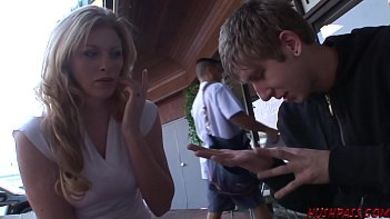 Мамка успокаивает контуженного сына минетом и бурным сексом