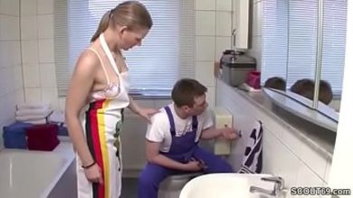 Красивая хозяйка рассчитала с молодым сантехником еблей в жопу раком