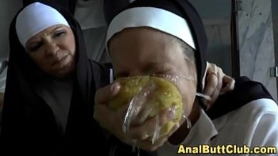 Монашки издеваются над новенькой дроча ей в туалете