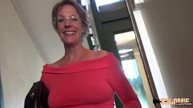 Грубый анальный секс очкастой тетушки ее двух озабоченных племянников