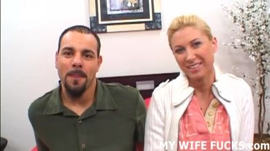 На порно кастинге сисястая блондинка на глазах у мужа сосёт у другого мужика