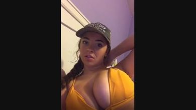 Девушка с косой показала друзьям свои большие сиськи и немного их помяла