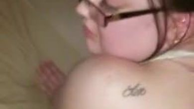 Негр большим пенисом ебёт замужнюю пышку раком и таскает её за волосы