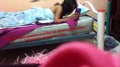 Безотказная брюнетка трахается с малознакомым парнем на кровати