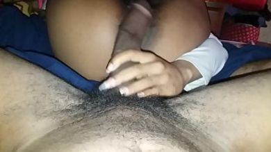 Чёрный парень во всех подробностях снял как он сношает волосатую письку подружки