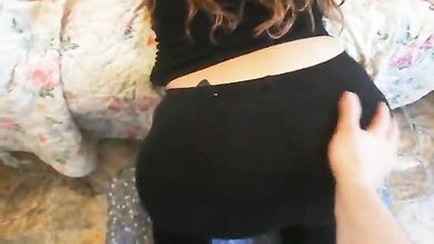 Латинка активно виляет большой жопой перед бойфрендом и занимается петтингом