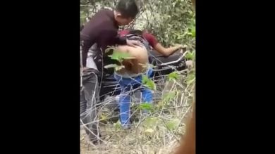 Чувак снимает на телефон, как байкер трахает подругу у трассы и даёт отсосать