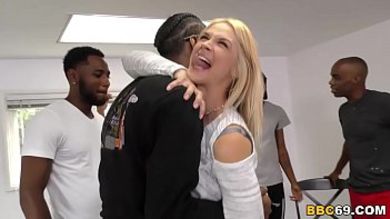 Начальница благодарит толпу негров за работу, отсасывая их длинные хуи и трахаясь в попу
