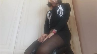 Мачеха дрочить пизду перед камерой и показывает жопу