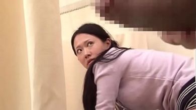 Азиатская жена друга ебется с мужем в больнице и отдается приятелю в туалете