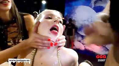 Подборка камшотов в ротики симпатичных девушек во время групповухи