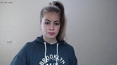 Сводная сестра с большими сиськами и попой показывает прелести на вебку