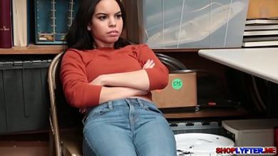 Очень красивая девушка попалась на краже и под давлением потрахалсь с охранником в комнате