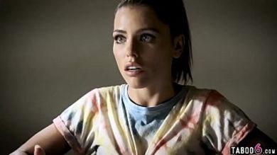 Пара чуваков развели телку на секс и выебали прямо в комнате