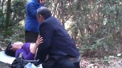 Старый китаец имеет свою секретаршу в лесу на глазах у товарища