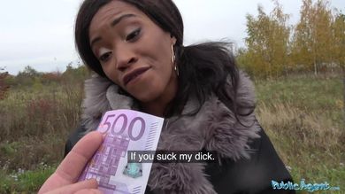 Симпатичная негритянка трахается за деньги с незнакомцем на улице