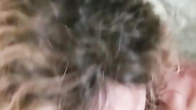 Зрелая сиськастая дамочка с удовольствием отсасывает большой хуй любовнику