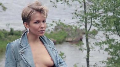 Длинноногая девушка позирует обнаженной на улицах Выборга и на природе