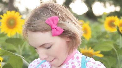 Молоденькая няшка разделась в подсолнуховом поле и показала свои аккуратные дырочки