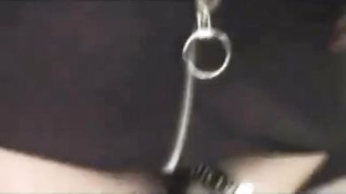 Фигуристая баба в автобусе светит на камеру крупными дойками и бритой пиздой