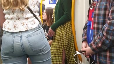 Парень в метро снимает скрытой камерой под короткой юбкой молоденькой незнакомки