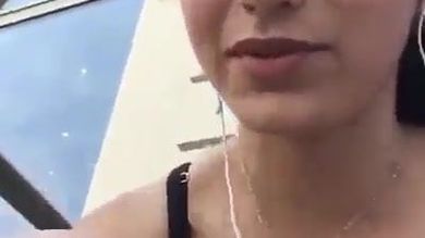 Сисястая брюнетка разделась в центре города и прогулялась на виду у прохожих голая