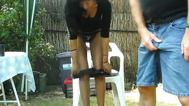 Шлюха азиатка сосёт на улице член и раздвигает свою раздолбанную манду