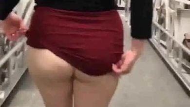 Во время похода по магазинам жена показывает свою пышную задницу и бритую пилотку