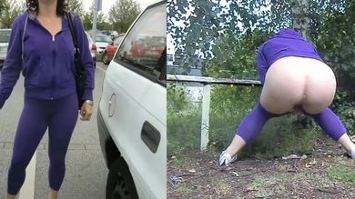 Зрелая мамка в леггинсах мастурбирует на кухне и мочится на улице перед камерой