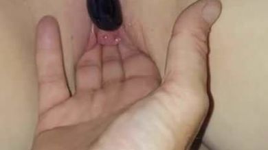 Муж вставил в мокрую пизду супруги пальцы и помог ей кончить от вибратора