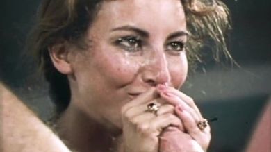 Сантехник вылизал домохозяйке волосатые дырки и тёлка дала ему в рот и лохматку