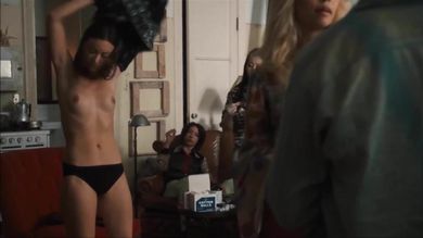 Голые актрисы знаменитости светят на камеру письками и классными дойками