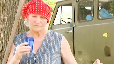 Молодой пацан трахнул раком старуху на улице