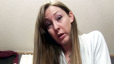 Грудастая мамаша выебала себя в киску дилдо и попрыгала ею на члене сына