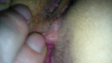 Сводный брат мастурбирует киску и анал сестре, пока та крепко спит