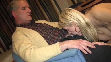 Молодая проститутка трахается со стариком в доме престарелых