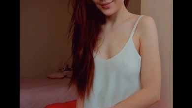 Красивая рыжая девушка сидит напротив веб камеры и показывает сиськи