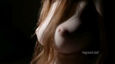 Очень красивое видео с очаровательной девушкой, которой дрочат вибратором на стуле