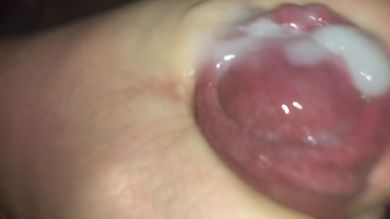 Толстая супруга перед мужем ласкает свою мокрую вагину дилдо и вибратором